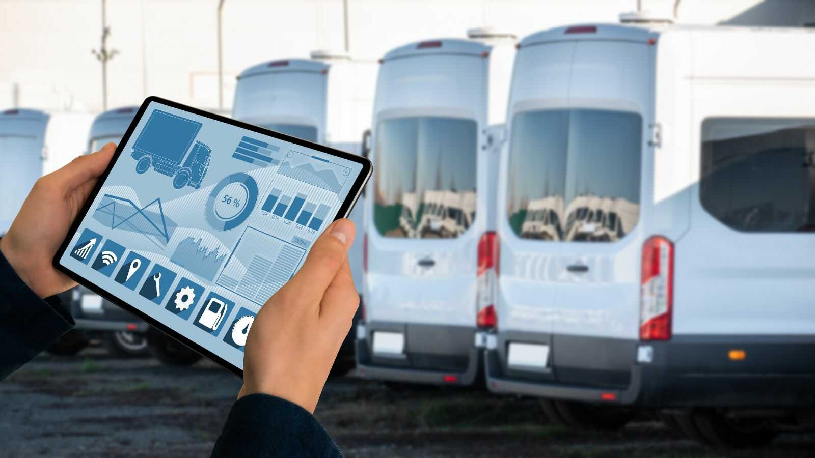 Vier bestelwagens van bouwbedrijf naast elkaar geparkeerd op terrein, illustratie vlootpolis