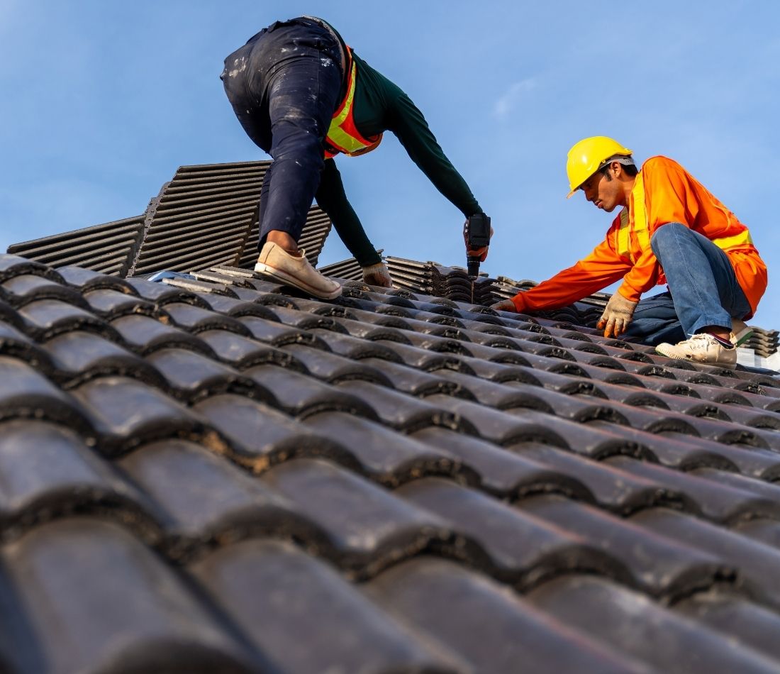 Dakwerker tijdens een werfcontrole